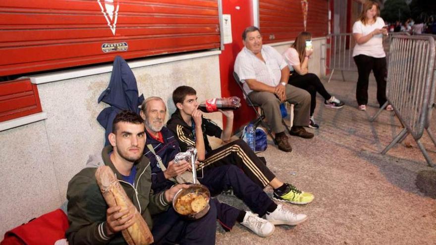 Los primeros aficionados en la cola ante la taquilla de El Molinón.