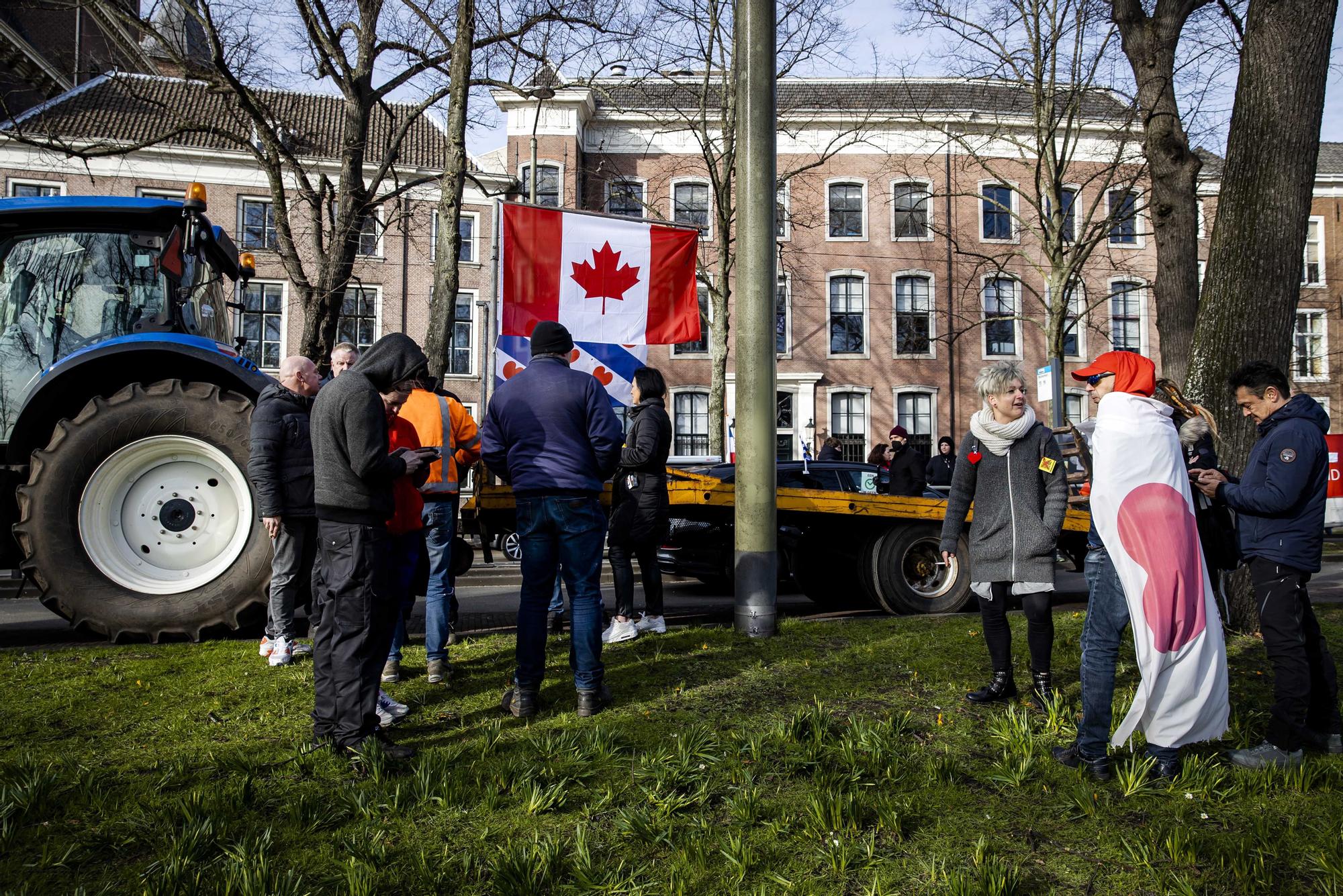 Los camioneros y otros manifestantes se reúnen en el Hofvijver durante una protesta contra las medidas restrictivas del coronavirus en La Haya, Países Bajos, inspirados en lo que está ocurriendo en Canadá.