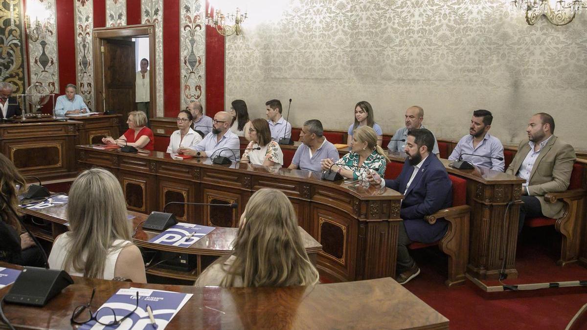 Los concejales de los tres grupos de la izquierda, junto a los cuatro edil es de Vox, en el Pleno de Alicante