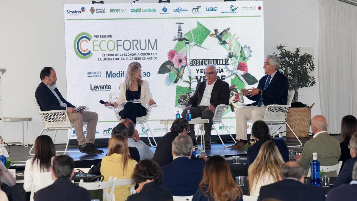 Los ponentes y el moderador, durante su participación en el  VIII Ecoforum CV.