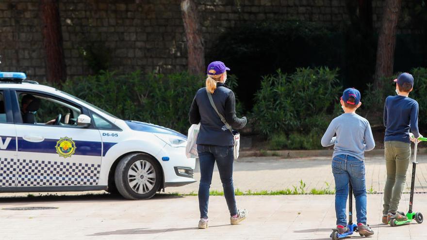 Una patrulla de policía en el Jardín del Túria.