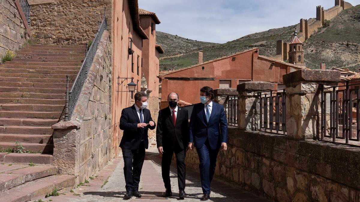 Los presidentes autonómicos Emiliano García Page (PSOE), Javier Lambán (PSOE) y Alfonso Fernández Mañueco (PP), en Albarracín, el pasado año.