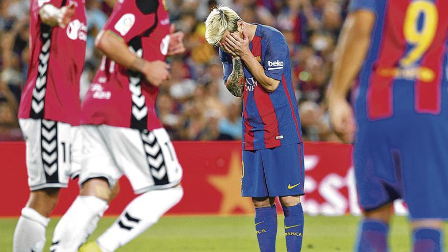 Messi lamenta un fallo en el partido de Liga ante el Alavés.