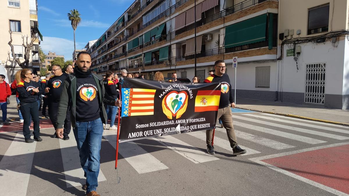 Pasacalle de voluntarios y vecinos del Parque Alcosa.