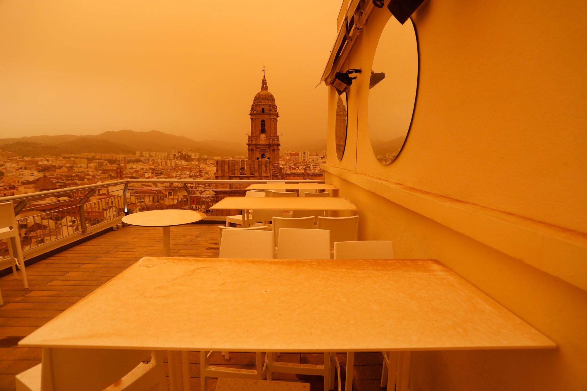 La calima vuelve a cubrir los cielos de Málaga