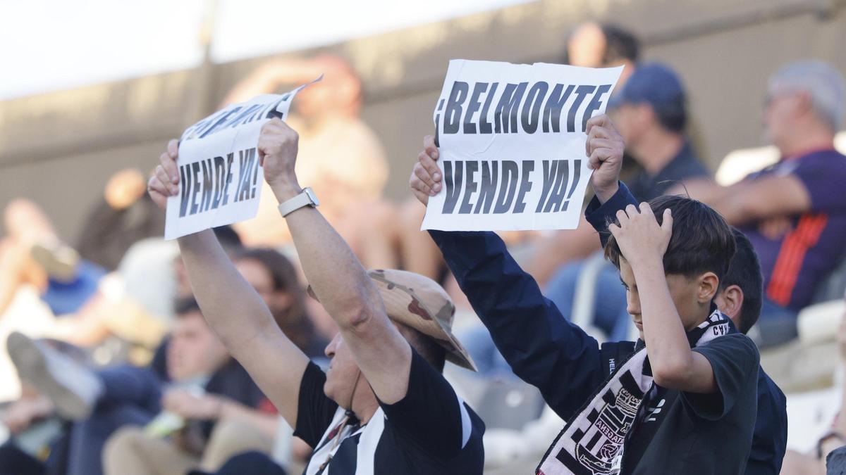 Dos aficionados del Cartagena sujetan carteles de protesta contra Paco Belmonte, presidente del club, en el partido de la semana pasada contra el Racing de Santander.