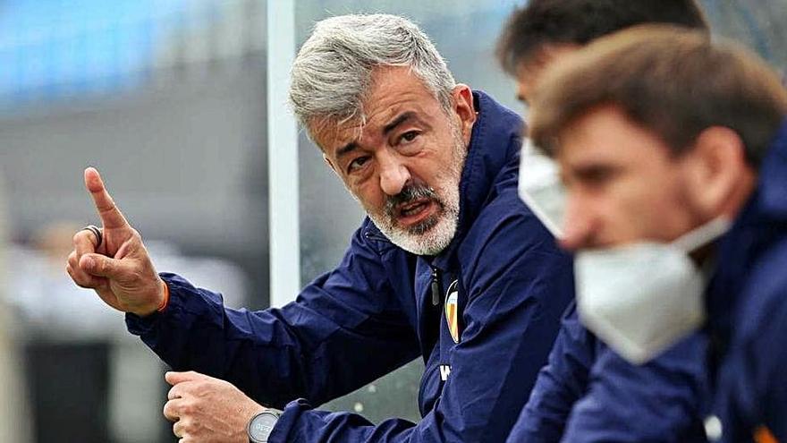 Óscar Fernández habla con los técnicos.  | F. CALABUIG