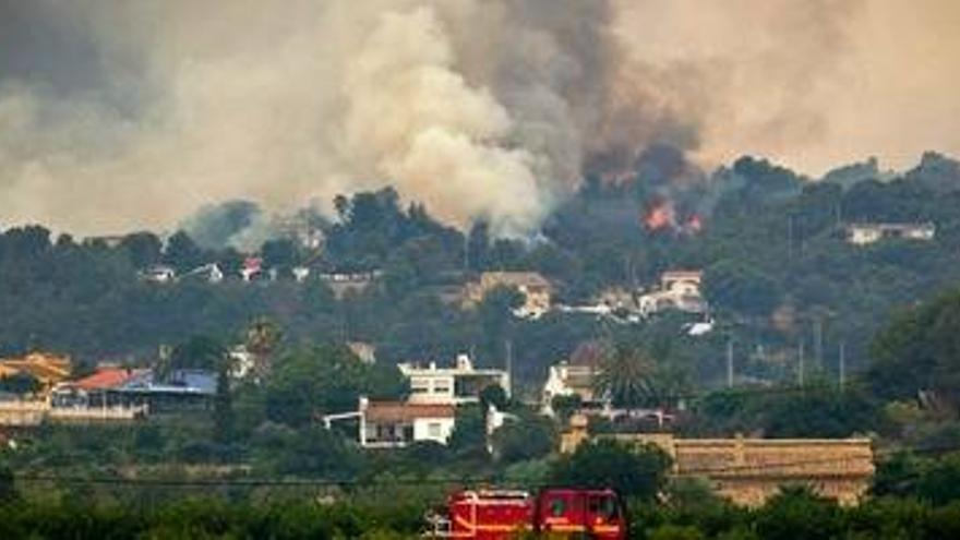 Una nube gigante de humo y cenizas cubre Valencia