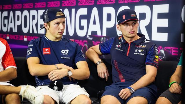 Liam Lawson junto a Max Verstappen en una rueda de prensa previa al Gran Premio de Singapur 2023