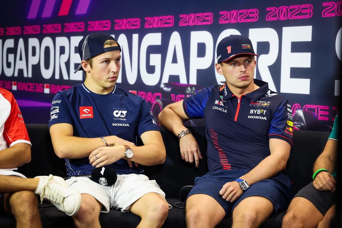 Liam Lawson junto a Max Verstappen en una rueda de prensa previa al Gran Premio de Singapur 2023