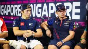 Archivo - Liam Lawson junto a Max Verstappen en una rueda de prensa previa al Gran Premio de Singapur 2023