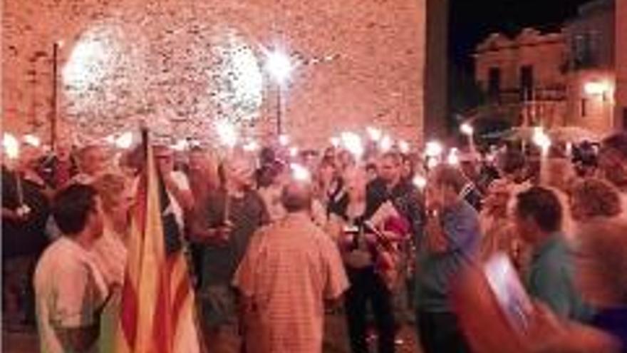 Begur Unes 150 persones hissen l&#039;estelada al castell