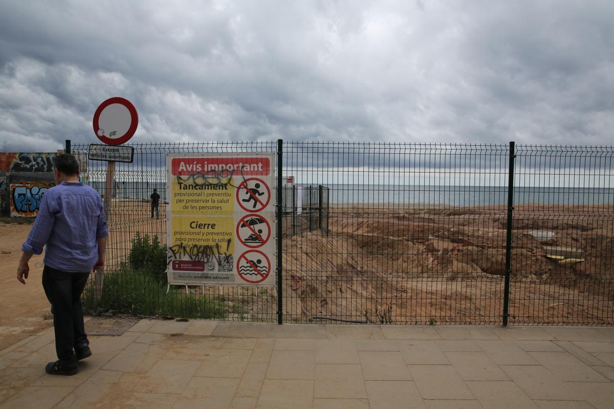 La playa del Litoral de Sant Adrià, cerrada desde 2021 y en obras para descontaminarla.