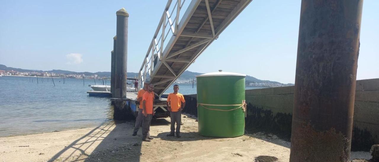 El nuevo depósito de agua se conectó ayer para complementar el que ya existe en la isla de Cortegada.