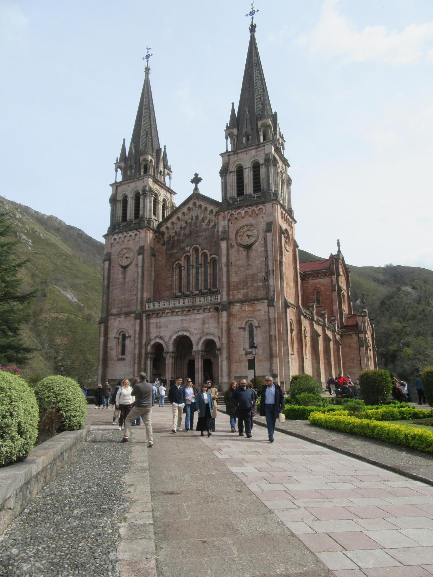 Cientos de personas se congregan en Covadonga este Viernes Santo