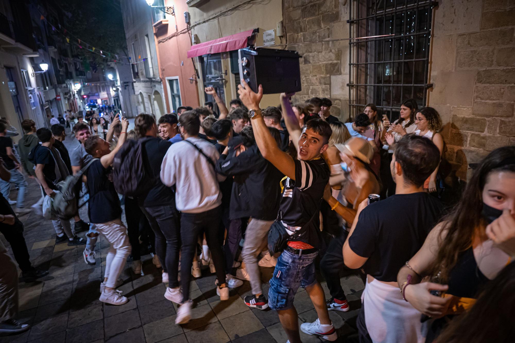Varios jóvenes participan en un botellón en Barcelona.