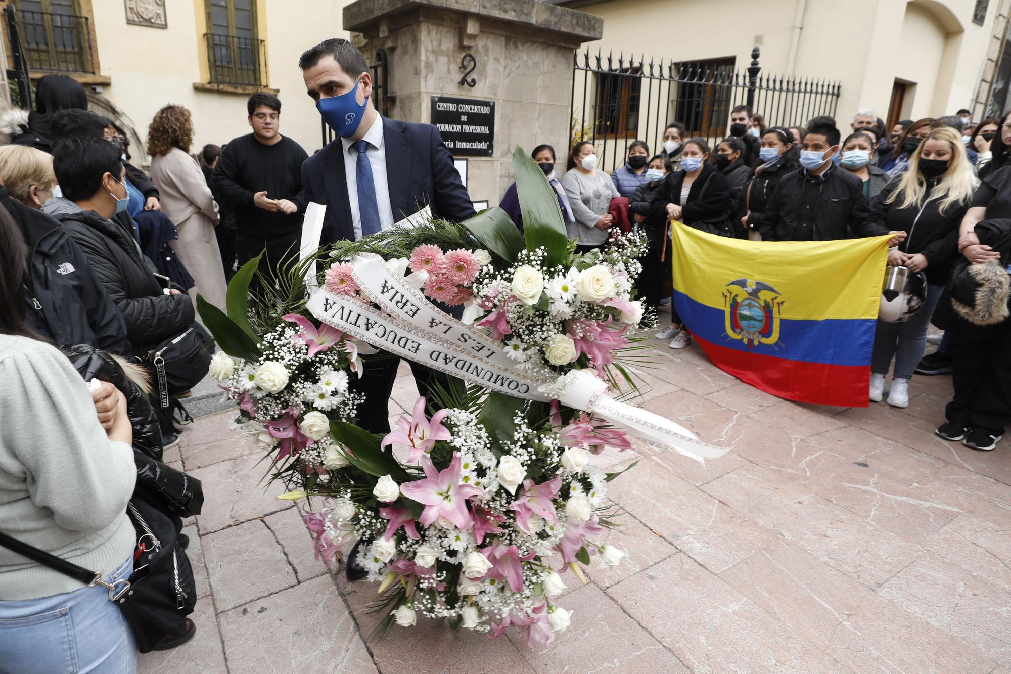 Entre lágrimas, aplausos y "sin odio": así despidió Oviedo a Erika, la niña de 14 años asesinada en el portal de su casa