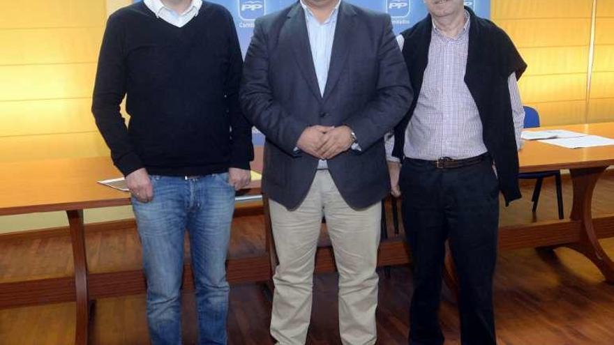 Luis Aragunde junto a otros dos ediles del PP. // Noé Parga