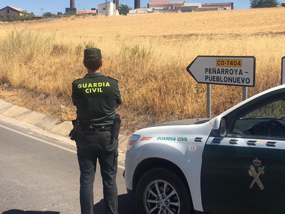 Un agente de la Guardia Civil cerca de Peñarroya-Pueblonuevo.