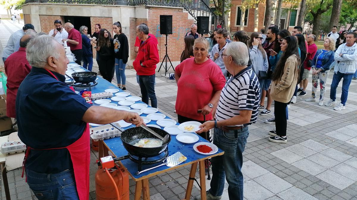 Integrantes de la peña taurina reparten los huevos fritos en San Francisco