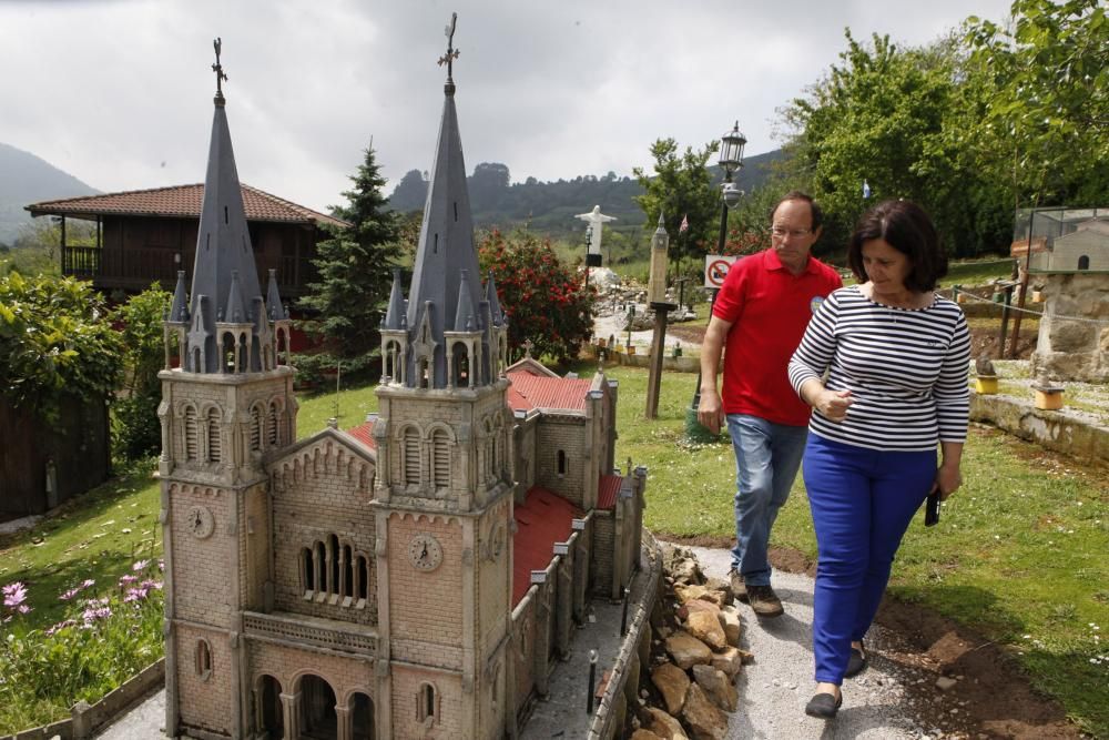 Los monumentos que Graciano Gallinar esconde en su jardín