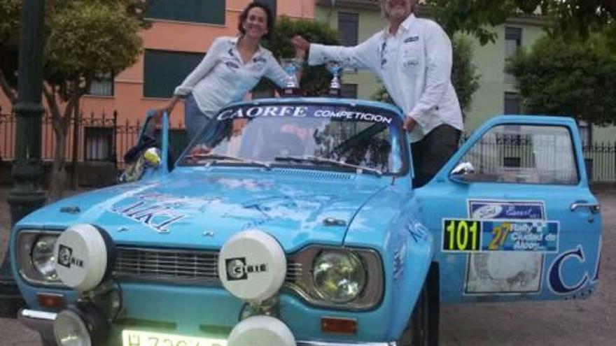 Castor Ortega y Mari Carmen Díaz con Ford Escort MK1.