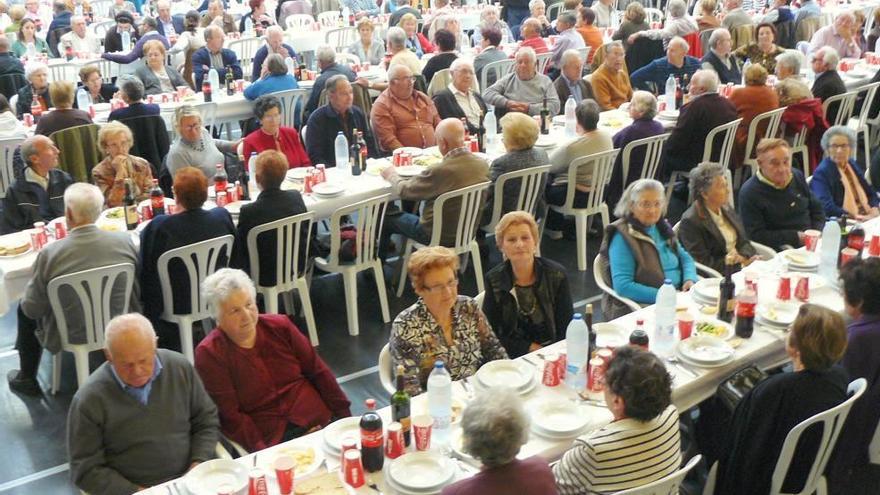 Imagen de archivo de una comida para personas mayores celebrada en Santanyí.