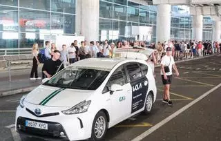 Comienza el calvario de cada verano para encontrar un taxi de noche en el aeropuerto de Alicante - Elche