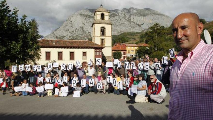 Vecinos de Teverga, ayer, celebrando el premio  delante del Ayuntamiento del concejo, en San  Martín. | luisma murias