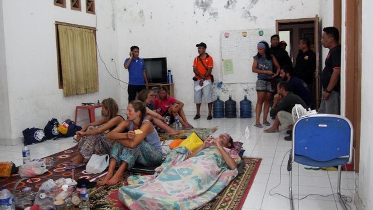 Un grupo de supervivientes rescatados del naufragio, cerca de la ciudad indonesia de Bima, el pasado 17 de agosto.