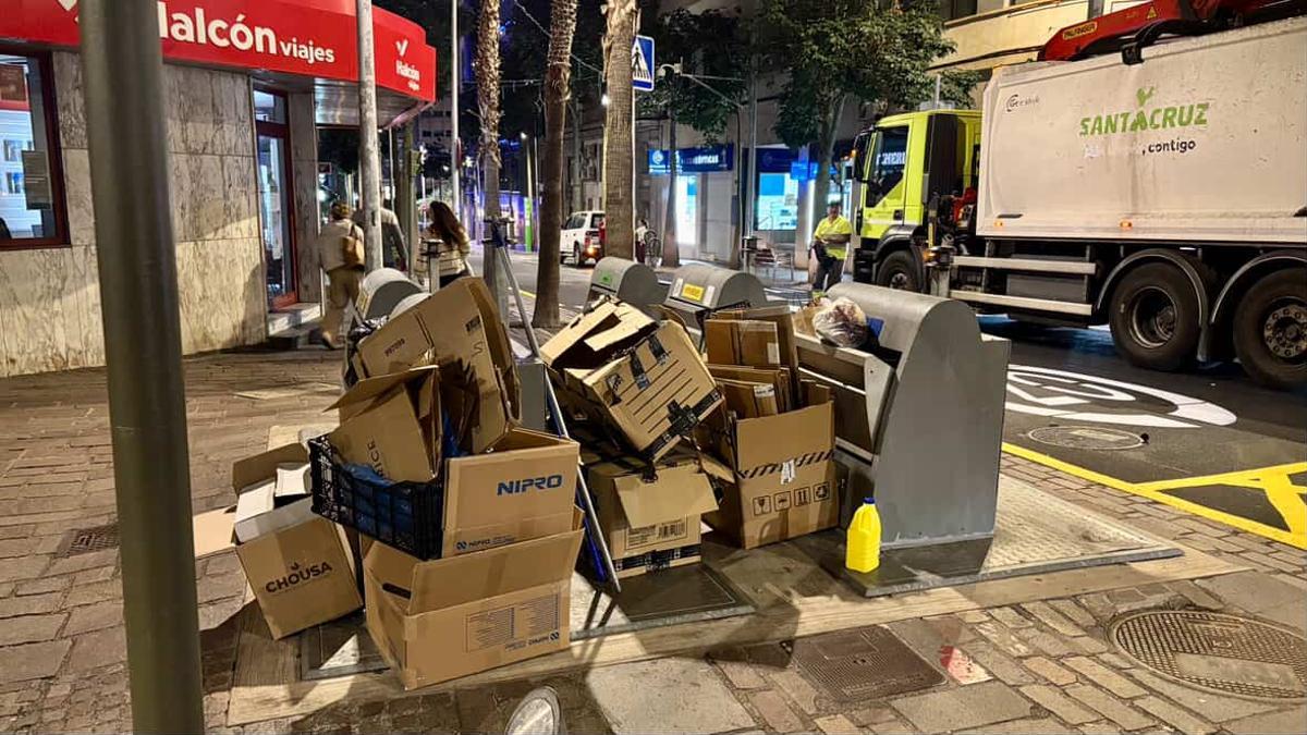 Basura fuera de los contenedores soterrados, en el centro de Santa Cruz.