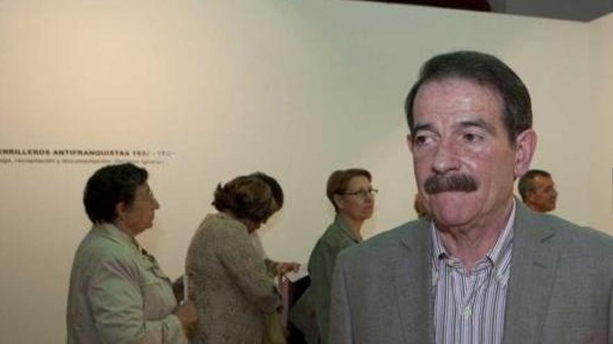Gerardo Iglesias, el lunes, en la inauguración de la exposición «Guerrilleros antifranquistas» en Sama.