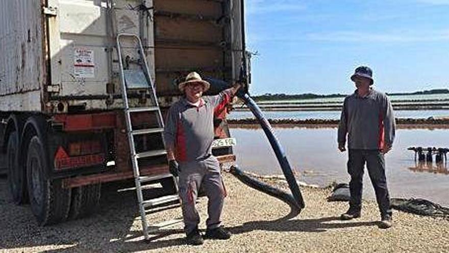 Pepe Pins, en las salinas Ferrer, junto a un compañero, llenando un contenedor con salmuera.