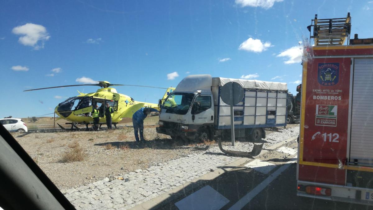 Helicóptero medicalizado y bomberos de Toro en el accidente de Fuentesaúco.