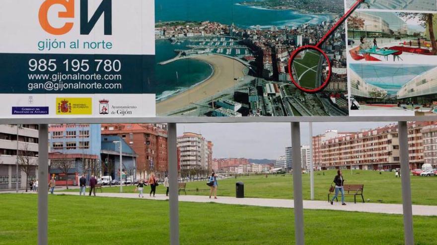 Los terrenos del plan de vías, con el cartel de venta instalado por Gijón al Norte.