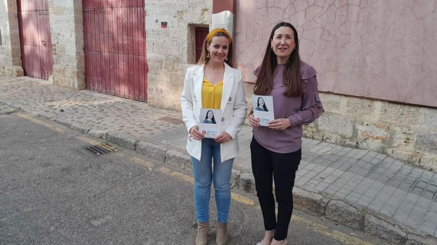 De la Calle (derecha) con Carmen González en el aceso al coso. | Cedida