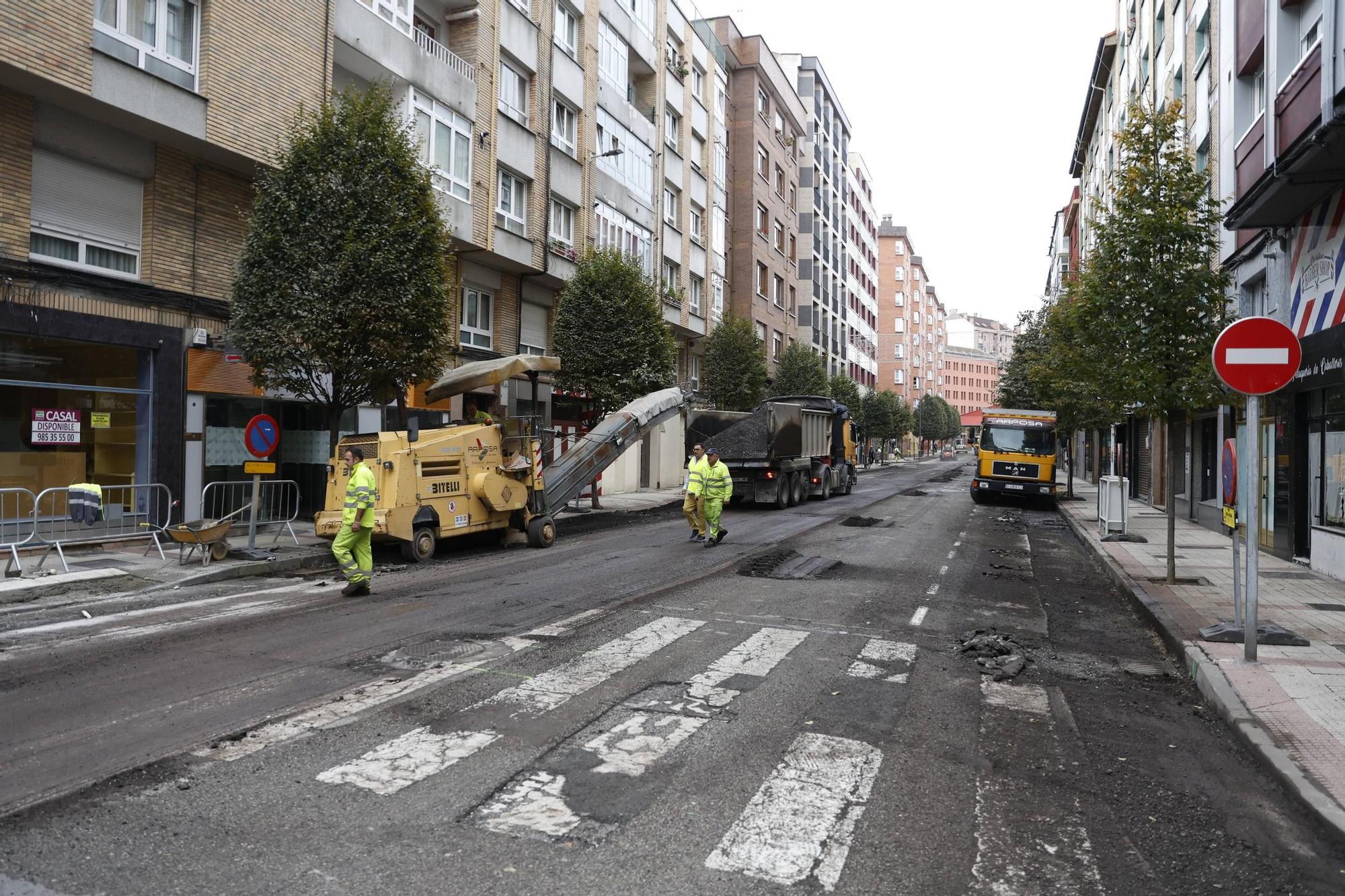 Arranca la renovación del pavimento en la calle Eleuterio Quintanilla de El Llano (en imágenes)