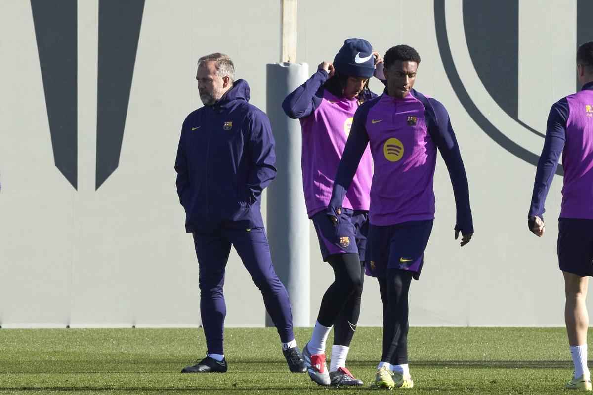 Hansi Flick, Jules Koundé y Alejandro Balde en un entrenamiento en la CE Joan Gamper