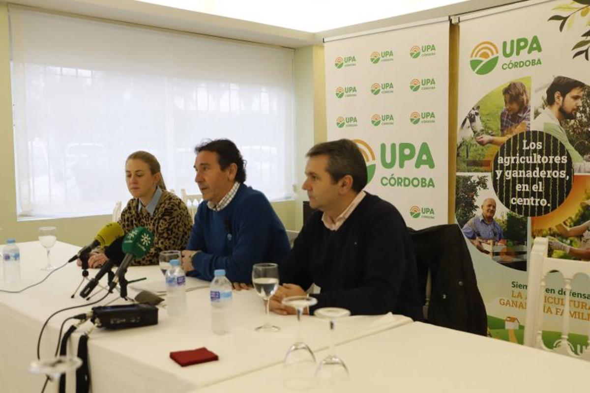 Francisco Moreno, en el centro, junto con otros dirigentes de UPA durante el balance del año agrario en Córdoba.