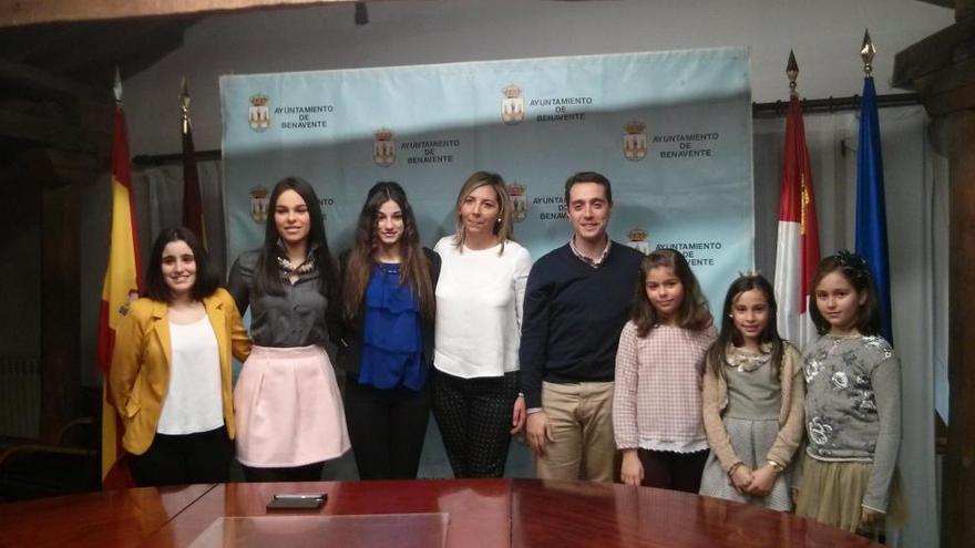 Las representantes de la juventud posan con el alcalde Luciano Huerga