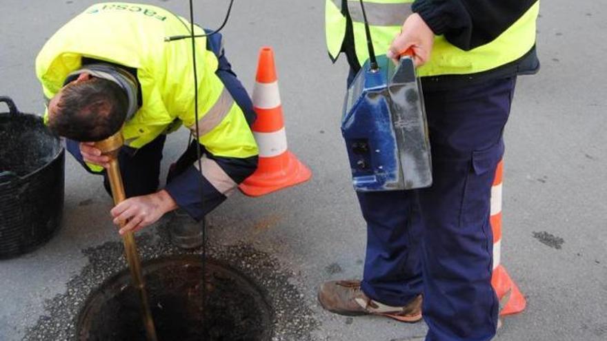 Arbeiter in Manacor bei der Suche nach undichten Stellen.