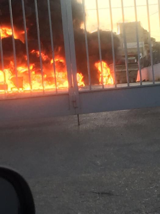 Un voraz incendio consume el interior de la cooperativa de Alginet