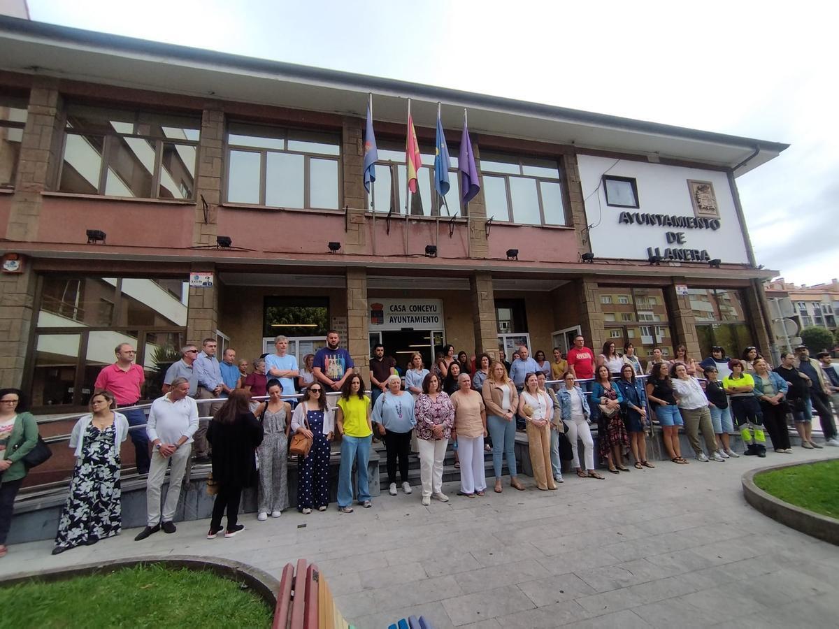 Minuto de silencio frente al ayuntamiento de Llanera