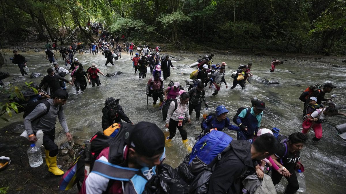 Imagen de archivo de migrantes venezolanos atravesando el Tapón del Darién.