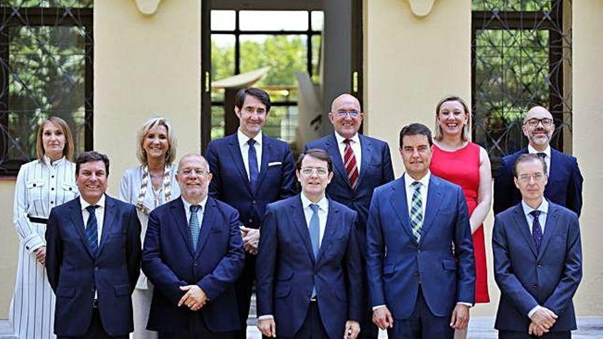 Mañueco posa con los nuevos consejeros tras el acto de toma de posesión.