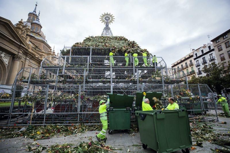 Desmontaje del manto de flores de la virgen del Pilar