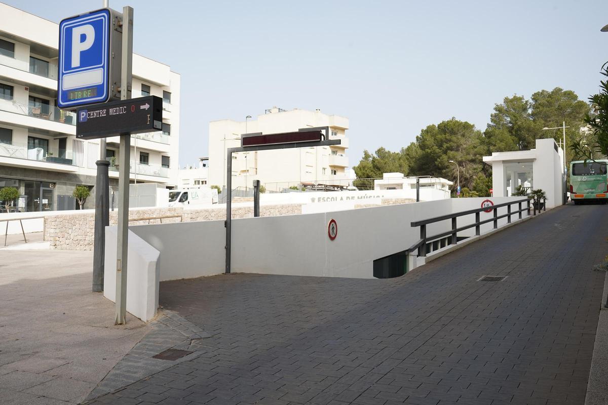 Entrada al aparcamiento público de Santa Eulària.
