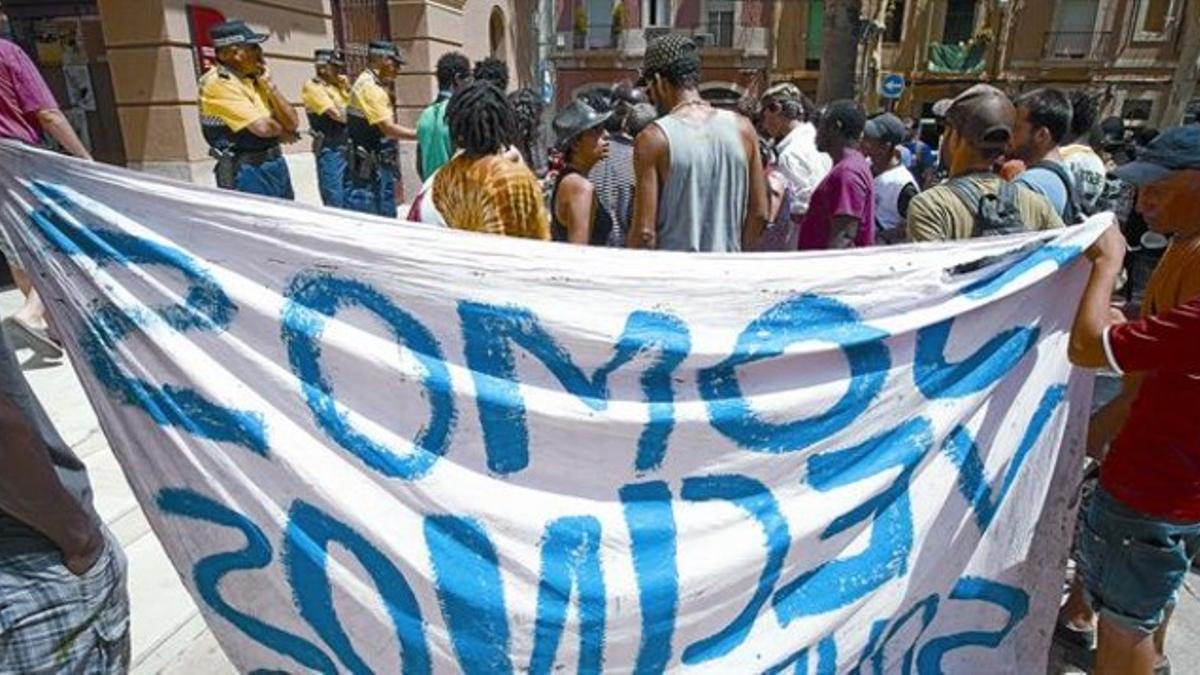 La lucha 8 Vecinos de la nave del Besòs se concentran frente a la sede de Sant Martí para pedir tiempo y alternativas, ayer a mediodía.