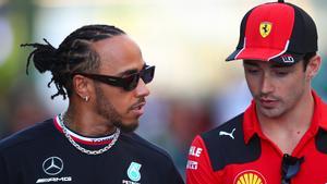 Hamilton y Leclerc, el pasado año en el paddock