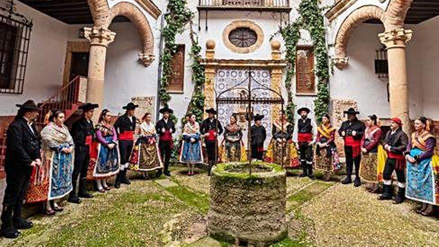 La asociación etnográfica Don Sancho vestida con trajes tradicionales.